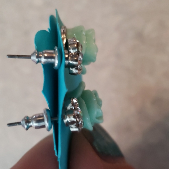 Mint color flower earrings - Picture 3 of 4